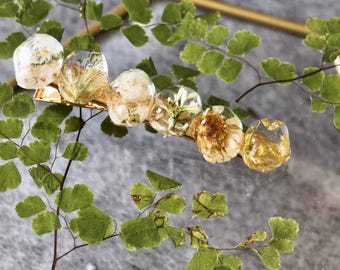 Hårspänne med pressade blommor, hårspänne med botanisk design, handgjort hårtillbehör med blommor, hårspänne med torkade blommor, naturinspirerade hårsmycken