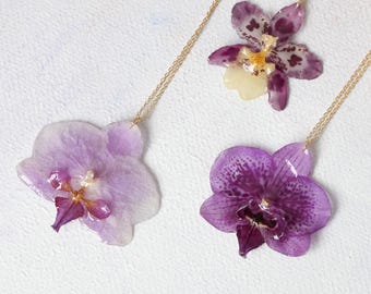 Collar de orquídea auténtica, colgante de flor de Phalaenopsis prensada, joyería botánica hecha a mano, regalo de boda inspirado en la naturaleza, joyería para dama de honor.
