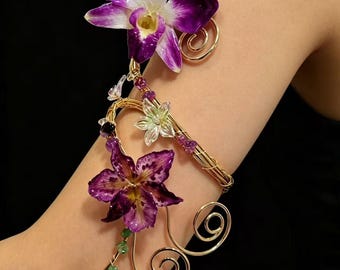Bracciale rigido con vera orchidea viola, bracciale per la parte superiore del braccio avvolto in filo d'oro, bracciale floreale tropicale, gioielli boho da dea, outfit botanico floreale