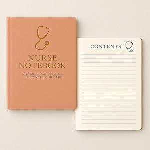Peut inclure: Un cahier d'infirmière pêche avec un graphique de stéthoscope doré et les mots "Nurse Notebook" imprimés sur la couverture. Le cahier ouvert montre des pages lignées et le mot "Contents" avec une icône de stéthoscope.