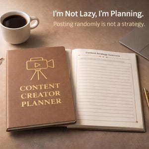 Peut inclure: Un planificateur de créateur de contenu marron avec des lettres dorées et une icône de caméra vidéo, ouvert sur une page lignée. Une tasse de café blanche, un ordinateur portable et un stylo sont également visibles. Le texte "I'm Not Lazy, I'm Planning" est en haut.
