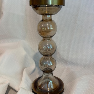 Moderner Kerzenhalter aus rauchigem Bernsteinglas, gestapelter Kugelkerzenständer aus Glas, elegante Dekoration mit Goldrand im Übergangsstil