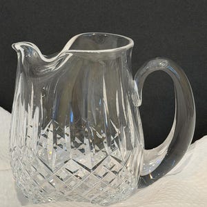 Zabytkowy dzbanek Waterford Crystal Lismore Ice Lip Pitcher – Gothic Acid Mark (przed 1986 r.), 32-uncjowy dzbanek z kryształu ołowiowego