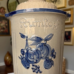 Vintage West-Germany Rumtopf, Steinzeugtopf mit blauen Früchten, Mid-Century Küchendekoration