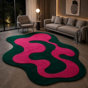 Könnte beinhalten: Ein moderner Teppich mit einem einzigartigen Design. Der Teppich hat eine leuchtend rosa, abstrakte Form auf einem tiefgrünen Hintergrund. Der Teppich befindet sich in einem Wohnzimmer mit Sofa und Sessel.