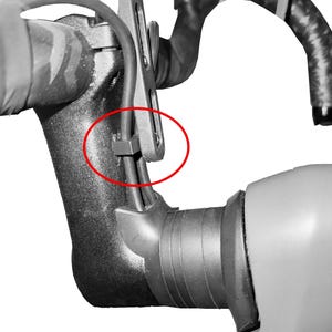 Pode incluir: Close-up de uma haste de guidão de bicicleta e suporte de computador integrado. A haste é cinza escuro, com fita de guidão preta e um suporte de computador preto. Os cabos são cuidadosamente roteados ao longo da haste.