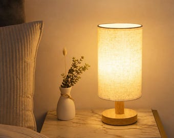 Minimalistyczna lampka nocna – lniany klosz, ciepłe światło (żarówka w zestawie)