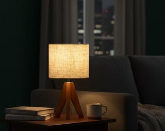 Drewniana lampa stołowa na trójnogu z lnianym kloszem – mała lampka nocna przy łóżku