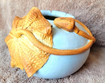 Thailand Wasserlilie Knospe und Pflanze Kunst Keramik Vase Baby Blau signiert Skulptur Rund