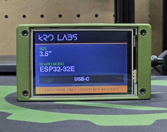 Può includere: Un involucro rettangolare verde oliva per uno schermo da 3,5 pollici. Lo schermo mostra il testo KRO LABS, SIZE 3.5", BOARD MODEL ESP32-32E, USB-C e ENCLOSURE ONLY - BOARD NOT INCLUDED. Il telaio è fissato con quattro viti nere.