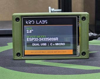 Può includere: Un involucro rettangolare verde oliva stampato in 3D per una scheda display da 7,1 cm. Lo schermo mostra il testo KRO LABS, SIZE 2.8", BOARD MODEL ESP32-2432S028R, DUAL USB | C + MICRO e ENCLOSURE ONLY - BOARD NOT INCLUDED.