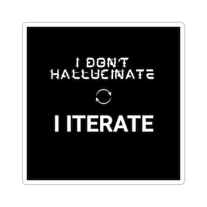 Op de afbeelding: Een vierkante sticker met een zwarte achtergrond en witte tekst. De tekst luidt "I DON'T HALLUCINATE" boven een cirkelvormige pijl en "I ITERATE" eronder. Het lettertype is een sans-serif stijl.