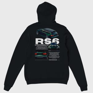 Könnte beinhalten: Schwarzer Kapuzenpullover mit einem grünen Autodesign und dem Text "RS6 MTM PANGEA GT" in Weiß. Das Design enthält Illustrationen des Autos und Text. Der Kapuzenpullover hat eine Kapuze und lange Ärmel.