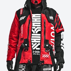Può includere: Giacca con cappuccio rossa e nera con più cinghie e cerniere. La giacca presenta testo bianco e caratteri giapponesi. Il design include una maschera facciale rossa e guanti neri. Estetica cyberpunk futuristica.