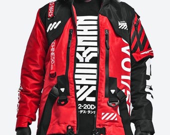 Chaqueta táctica técnica Cyberpunk roja: ropa urbana futurista con gráficos industriales y detalles distópicos.