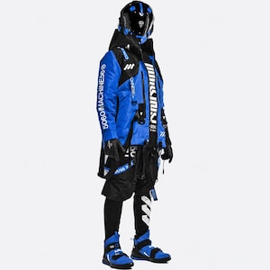 Puede incluir: Un conjunto futurista que incluye una chaqueta con capucha azul y negra con el texto blanco 5060/MACHINE56, pantalones cortos negros, mallas negras con rayas blancas, zapatillas azules y negras, guantes negros y un casco negro brillante con detalles azules.