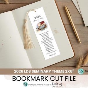 Könnte beinhalten: Ein weißes Lesezeichen mit Quaste, mit dem Text "2026 Seminary" und einem religiösen Zitat. Das Lesezeichen ist 5,08 cm x 15,24 cm groß und enthält eine Aquarellillustration von Büchern. Das Design ist für das 2026 LDS Seminary-Thema.