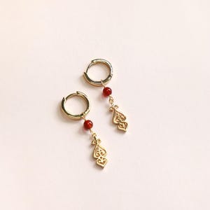 Créoles à breloques en cornaline : style kazakh, plaqué or 18 carats