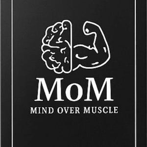 Puede incluir: Cartel rectangular negro con borde blanco. El cartel presenta una ilustración blanca de un cerebro y un brazo flexionado. La palabra "MoM" está encima del texto "MIND OVER MUSCLE" en blanco.