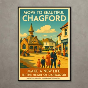 Puede incluir: Un póster de estilo vintage con el texto "MOVE TO BEAUTIFUL CHAGFORD" y "MAKE A NEW LIFE IN THE HEART OF DARTMOOR". La obra de arte representa a una familia caminando por una ciudad con edificios y una iglesia. Parte de la Original Suburban Art Collection.