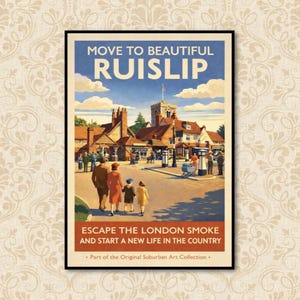 Può includere: Un poster di viaggio vintage per Ruislip, con una scena di strada con edifici, persone e il testo "MOVE TO BEAUTIFUL RUISLIP". Il poster include anche il testo "ESCAPE THE LONDON SMOKE AND START A NEW LIFE IN THE COUNTRY".