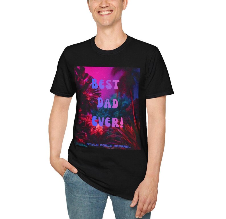 K&ouml;nnte beinhalten: Ein schwarzes T-Shirt mit kurzen &Auml;rmeln und einem rechteckigen Grafikdruck auf der Brust. Das Motiv zeigt eine lebendige tropische Dschungelszene in Pink-, Lila- und Blaut&ouml;nen mit dem Text BEST DAD EVER! und STYLE FORCE APPAREL.