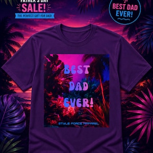 K&ouml;nnte beinhalten: Ein violettes T-Shirt mit kurzen &Auml;rmeln und einem zentralen Grafikdruck einer tropischen Landschaft mit Palmen in Rosa-, Violett- und Blaut&ouml;nen. Der Text "BEST DAD EVER!" ist in einer wellenf&ouml;rmigen, hellblauen und violetten Schriftart aufgedruckt.