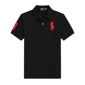 Könnte beinhalten: Schwarzes Poloshirt mit rotem Logo eines Polospielers auf der Brust und der Zahl 3 auf dem linken Ärmel. Das Shirt hat einen Kragen und kurze Ärmel.