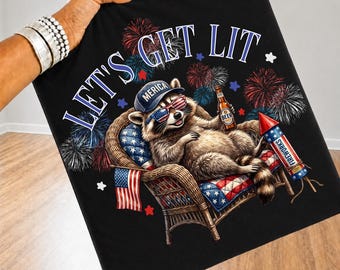 Lassen Sie uns beleuchtet Waschbär PNG | Lustiger vierter Juli Waschbär PNG | Vaterländisches Cannabis Blatt Design | Stars & Stripes Sublimation