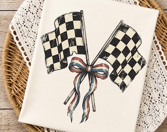 Könnte beinhalten: Cremefarbener Stoff mit einer Illustration im Vintage-Stil von zwei karierten Rennflaggen. Ein rot-weiß-blaues Band ist zwischen den Fahnenmasten gebunden. Die Flaggen haben einen Used-Look, der eine Retro- oder Antik-Ästhetik suggeriert.
