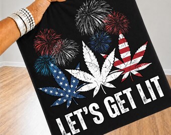 Lassen Sie uns beleuchtet PNG | Lustiger vierter Juli PNG | Vaterländisches Cannabis Blatt Design | Stars & Stripes Feuerwerk Shirt | USA Sublimationsdruck