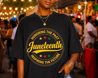 Könnte beinhalten: Ein schwarzes Kurzarm-T-Shirt mit einer kreisförmigen Grafik, die den gelben Text "HONORING THE PAST" und "INSPIRING THE FUTURE" sowie das Wort "Juneteenth" in gelber Schreibschrift zeigt, akzentuiert durch kleine rote, gelbe und grüne Sterne.