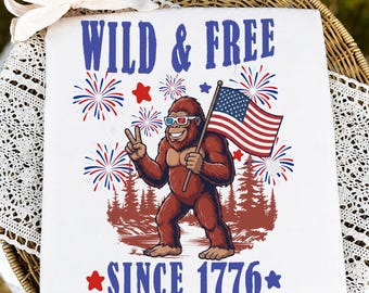 Bunt und farbenfroh Wild und frei seit 1776 PNG | Lustiges Sasquatch USA Design | Fourth of Jully Big Foot T-Shirt png