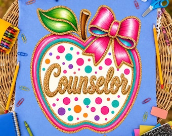 Könnte beinhalten: Ein hellblaues Stoffquadrat mit einer großen Apfelgrafik in der Mitte auf weißem Grund, der mit bunten Punkten bedeckt ist. Der Apfel hat eine goldene Glitzerkontur, ein grünes Blatt und eine leuchtend rosa Schleife. Das Wort Counselor ist in Gold.