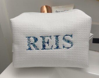 Personalisierte bestickte Kulturtasche - Benutzerdefinierter Blumenname, Reisebeutel, Brautjungferngeschenk, Make-up-Tasche