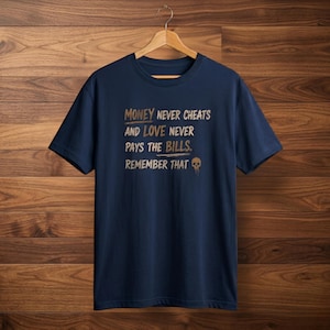 Pengar fuskar aldrig citat-t-shirt, grafisk skjorta med dödskalletext, uttalandetopp med mörk humor, gatustil i urban stil, edgy hustle-kulturgåva