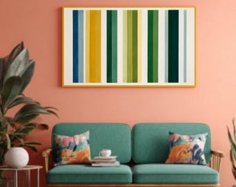 Puede incluir: Una obra de arte enmarcada con rayas verticales en tonos azules, amarillos y verdes cuelga sobre un sofá turquesa. Dos cojines decorativos con patrones coloridos descansan sobre el sofá. Una pequeña mesa auxiliar y plantas en macetas completan la decoración.