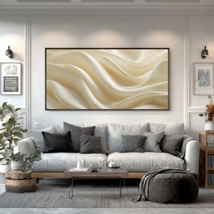 Puede incluir: Un salón moderno con un sofá gris claro, cojines grises oscuros y una mesa de centro de madera. Sobre el sofá, una gran obra de arte con formas fluidas de color crema. Una alfombra gris y un puf gris oscuro completan la escena.