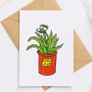Puede incluir: Tarjeta de felicitación blanca con una ilustración dibujada a mano de una Venus atrapamoscas en una maceta roja. La planta tiene hojas verdes y una flor verde. La maceta tiene una etiqueta amarilla con el texto "Careful will bite".