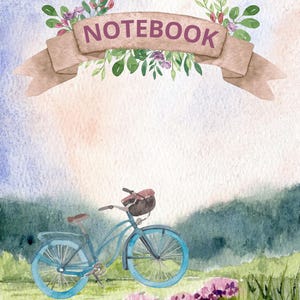 Op de afbeelding: Waterverfschilderij van een notitieboekcover met een fietssc&egrave;ne. Het woord "NOTEBOOK" staat op een banner met bloemaccenten. Een lichtblauwe fiets staat in een veld met paarse bloemen, met een groene heuvel op de achtergrond. De lucht is een mix van blauw en perzik.