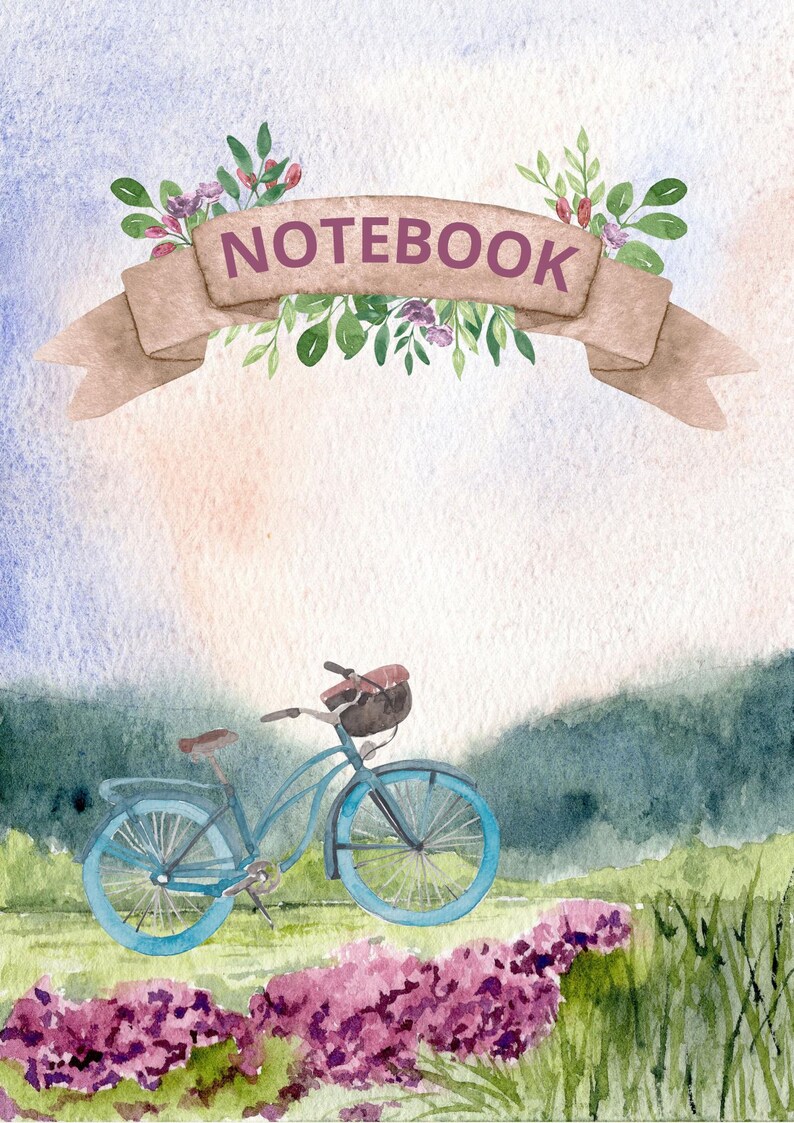 Op de afbeelding: Waterverfschilderij van een notitieboekcover met een fietssc&egrave;ne. Het woord "NOTEBOOK" staat op een banner met bloemaccenten. Een lichtblauwe fiets staat in een veld met paarse bloemen, met een groene heuvel op de achtergrond. De lucht is een mix van blauw en perzik.