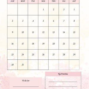 Op de afbeelding: Een roze en witte augustus 2026 kalender met een aquarelontwerp. De kalender bevat een takenlijst en een sectie met topprioriteiten. Het woord "augustus" is geschreven in een decoratief lettertype.