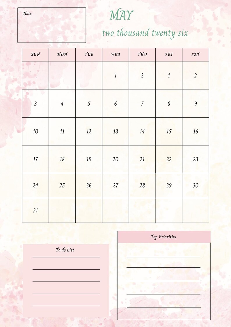 Op de afbeelding: Een roze en witte mei 2026 kalender met een aquarelontwerp. De kalender bevat een takenlijst en een sectie voor topprioriteiten. Het woord "May" is in een scriptlettertype geschreven.