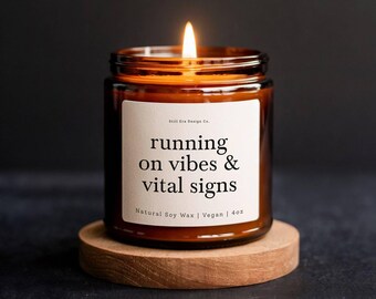 Vela de regalo para enfermeras: Enfermera divertida "Running on Vibes"