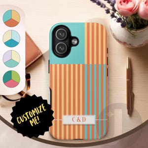 Puede incluir: Una funda para teléfono con diseño de bloques de color, una sección superior en color turquesa sólido y rayas verticales naranjas y turquesas en la parte inferior. Una etiqueta blanca rectangular en el centro muestra el texto C & D en naranja. Un gráfico de estrella negro dice CUSTOMIZE ME!