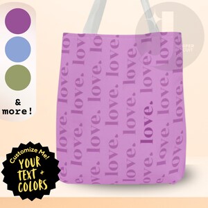 Può includere: Una borsa tote color viola chiaro con un motivo verticale ripetuto della parola love in un carattere viola più scuro. La borsa ha due manici grigio chiaro e un badge nero a forma di stella con testo giallo che recita Customize Me! YOUR TEXT + COLORS.
