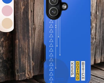 Könnte beinhalten: Eine blaue Smartphone-Hülle mit einer vertikalen Reihe weißer Dreiecke und dünner Linien auf der linken Seite. Der Text KEEP GOING BITCH ist in schwarzen Buchstaben in drei vertikalen gelben und weißen Rechtecken unten rechts aufgedruckt.