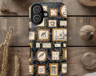 Puede incluir: Una funda de teléfono azul oscuro con un patrón repetitivo de marcos dorados ornamentados. Dentro de los marcos hay ilustraciones de una luna creciente, un caldero, un gato, botellas de vidrio, un pájaro, insectos, setas y pilas de libros.