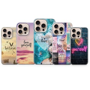 Pode incluir: Cinco capas de telefone com designs inspiradores. Uma capa tem uma cena de pôr do sol com as palavras "believe in yourself". Outra diz "love yourself" sobre um pôr do sol. Outras capas têm as palavras "love", "Never Give Up" e "yourself".