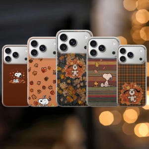 Puede incluir: Cinco fundas transparentes para smartphone con diseños otoñales de Snoopy y Woodstock. Las fundas muestran varios patrones que incluyen hojas caídas, fondos de cuadros y rayas horizontales en tonos naranja, marrón y amarillo.